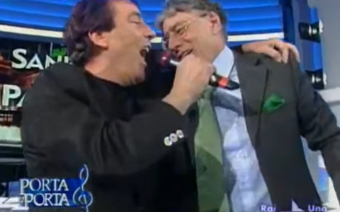 Quella volta da Vespa in cui Mino Reitano cantava “Italia” e Bossi rispondeva “Padania”