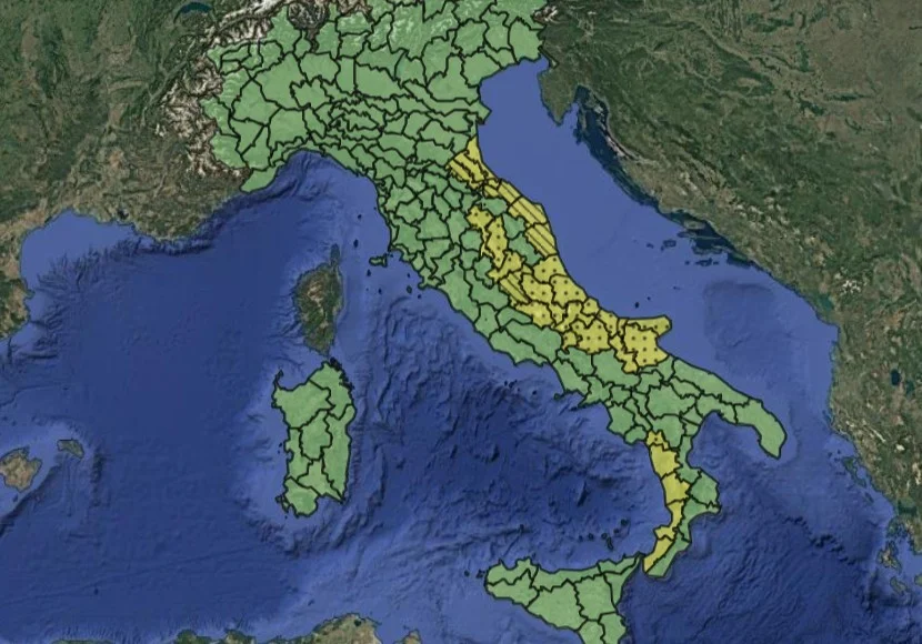 Allerta gialla in nove regioni: temporali su tutta la penisola, neve nel Nordest, Marche e Abruzzo, aria fredda sul Meridione
