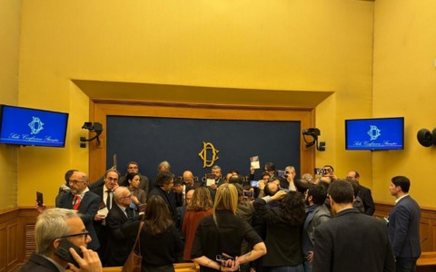 Conferenza stampa “Remigrazione” interrotta: sospesi 32 deputati di Pd, M5S e Avs