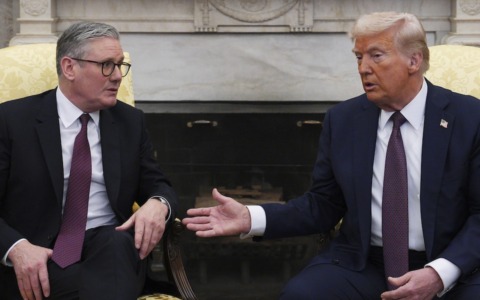 Trump: “Sto valutando di uscire dalla Nato”. Stizza di Starmer: “Alleanza militare più forte al mondo”