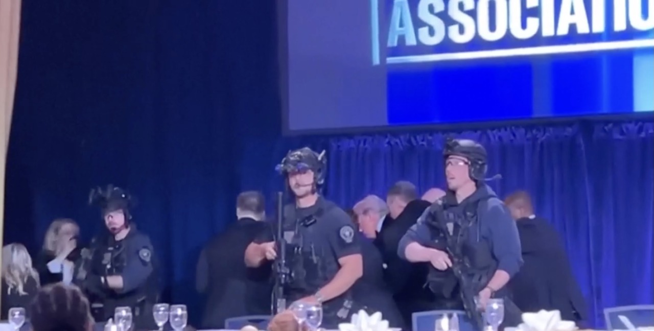 Usa, pari alla cena: polemiche sulla sicurezza (tre cariche nello stesso posto, la corsa dell’attentatore)