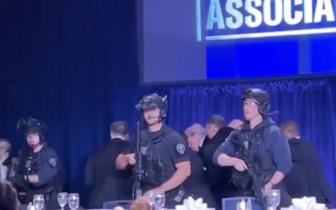 Usa, pari alla cena: polemiche sulla sicurezza (tre cariche nello stesso posto, la corsa dell’attentatore)