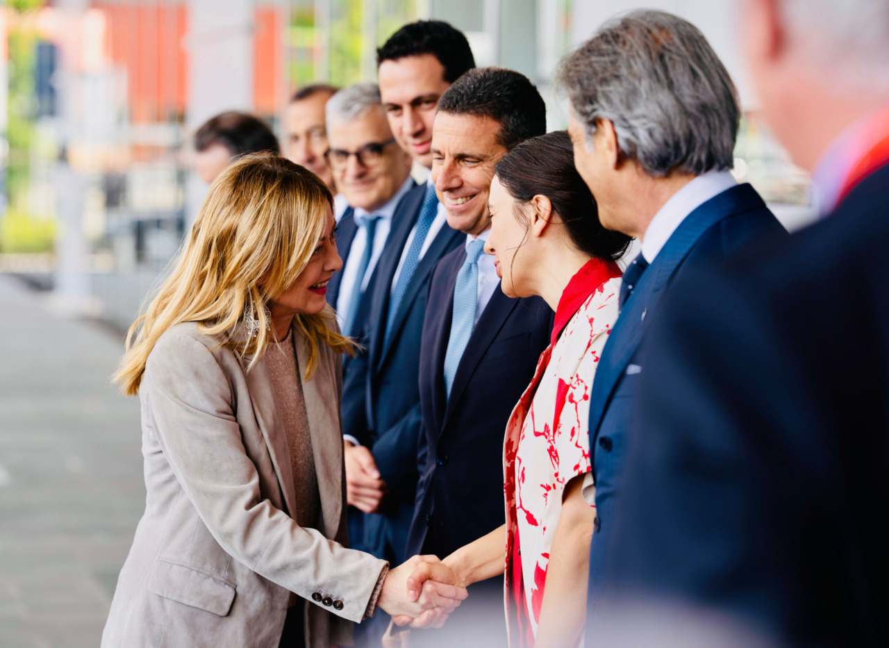 Giorgia Meloni alla 64ª edizione del Salone del Mobile: "Questo divano è più comodo di quello alla Casa Bianca"