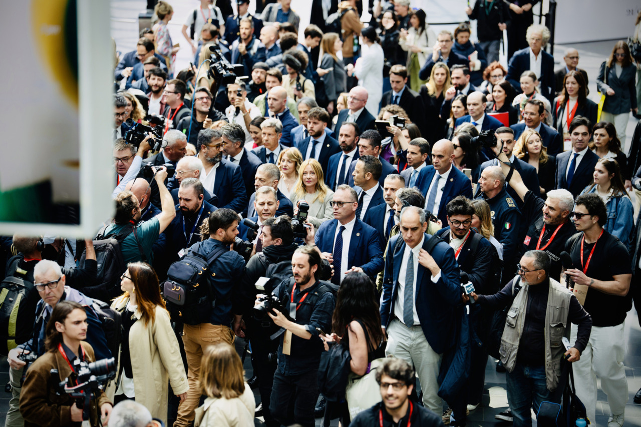 Giorgia Meloni alla 64ª edizione del Salone del Mobile: "Questo divano è più comodo di quello alla Casa Bianca"