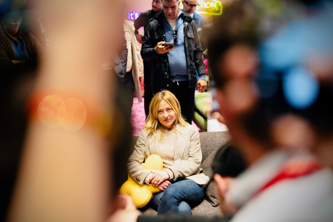 Giorgia Meloni alla 64ª edizione del Salone del Mobile: "Questo divano è più comodo di quello alla Casa Bianca"