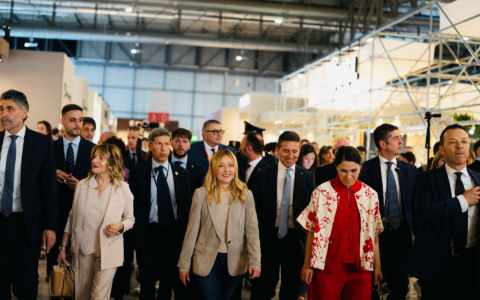 Giorgia Meloni alla 64ª edizione del Salone del Mobile: “Questo divano è più comodo di quello alla Casa Bianca”