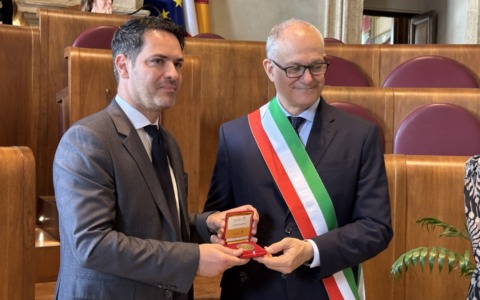 Una studentessa romana firma la medaglia celebrativa del Natale di Roma