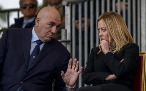 Dissing Meloni-Trump, Crosetto: “Subalterni a nessuno”. Tajani: “Premier sempre coraggiosa”. Renzi: “Scaricata dal suo guru”