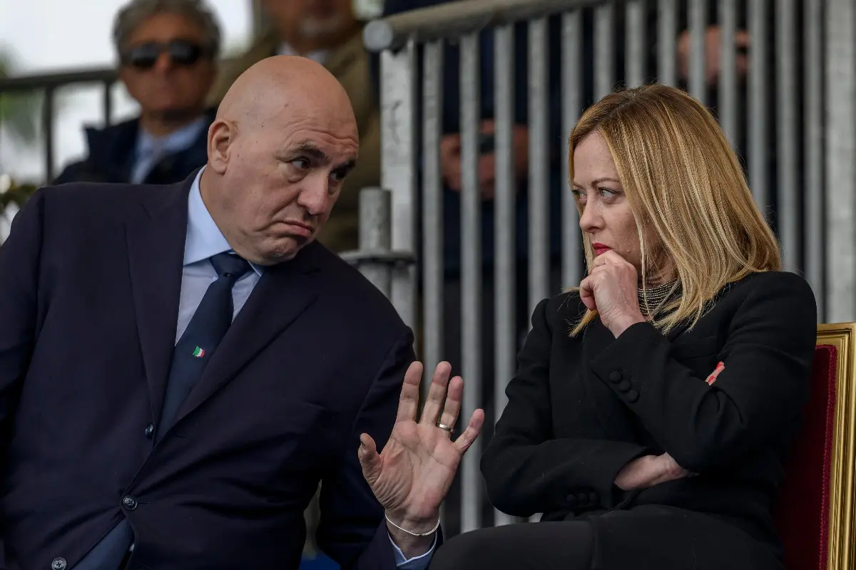 Dissing Meloni-Trump, Crosetto: “Subalterni a nessuno”. Tajani: “Premier sempre coraggiosa”. Renzi: “Scaricata dal suo guru”