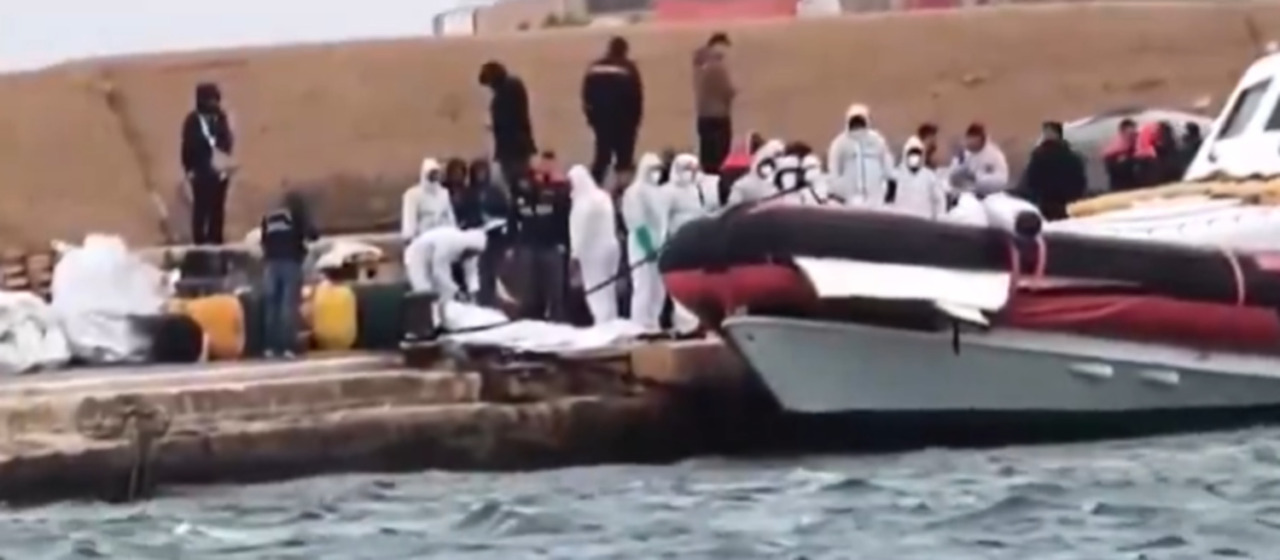 19 migranti sono morti per il freddo durante una traversata verso la Sicilia
