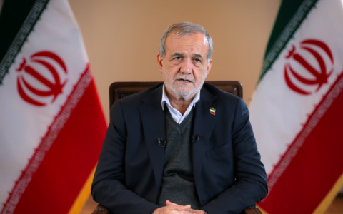 Il presidente dell’Iran Pezeshkian contro i Pasdaran: “Portano il Paese al disastro”