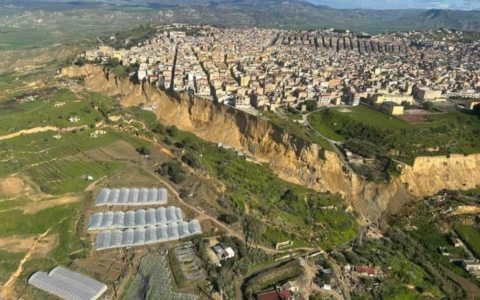 Frana Niscemi, indagati in tredici: tra loro anche gli ultimi quattro Presidenti di Regione Sicilia