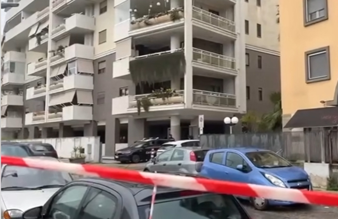 Femminicidi, due donne perdono la vita precipitando dal balcone a Bisceglie e Cagliari