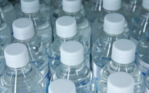 Crisi Iran, pericolo effetti anche sul prezzo dell’acqua minerale: rischio aumenti fino a 6 centesimi a bottiglia