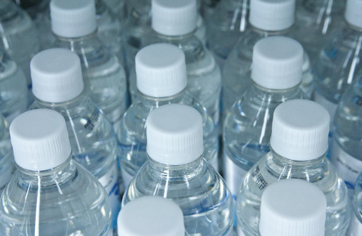 Crisi Iran, pericolo effetti anche sul prezzo dell’acqua minerale: rischio aumenti fino a 6 centesimi a bottiglia