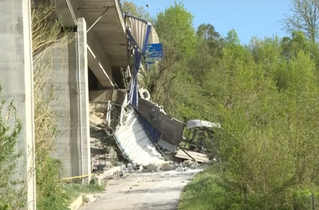 Incidenti sul lavoro: camion precipita dal viadotto, morto 67enne. Altri quattro feriti per cadute dall’alto
