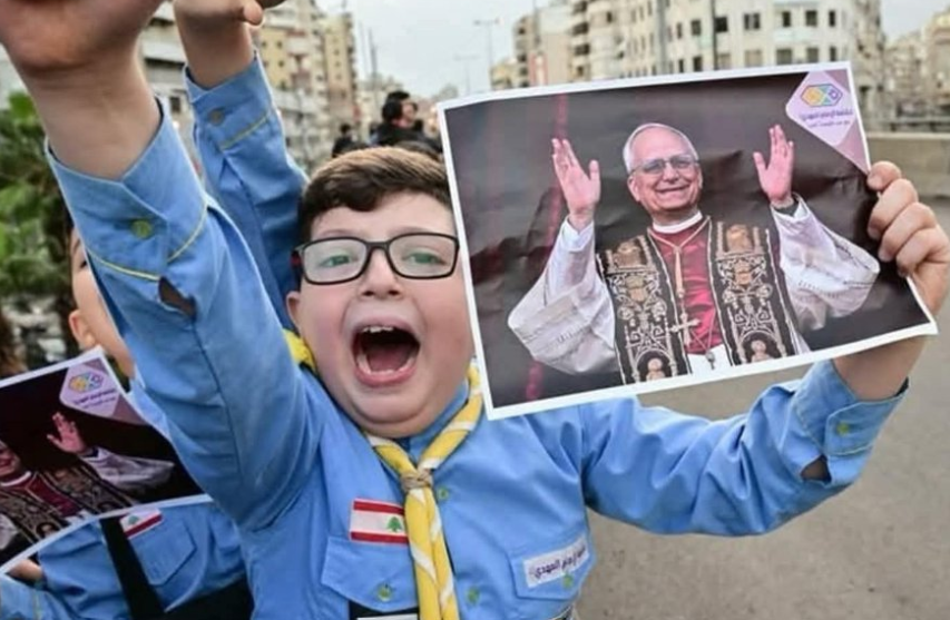 Papa Leone di ritorno dall'Africa: "Porto con me la foto di un bambino ucciso in Libano"