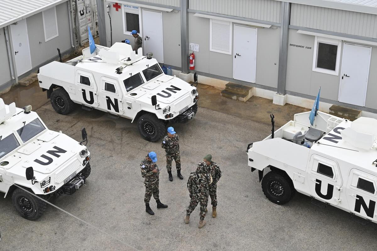 L’Iran continua a sparare: missili su Israele e Paesi del Golfo