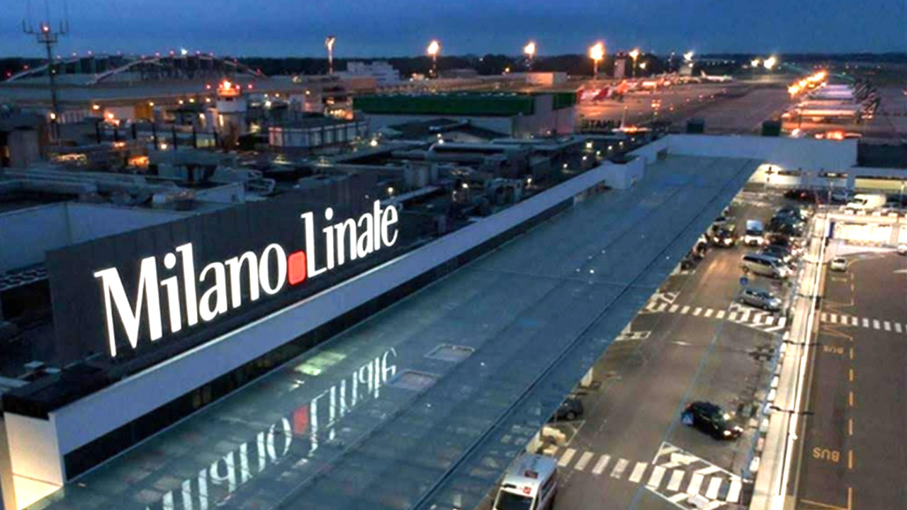 Linate, aereo Easyjet decolla senza 121 passeggeri: rimasti a terra a causa dei nuovi controlli EES
