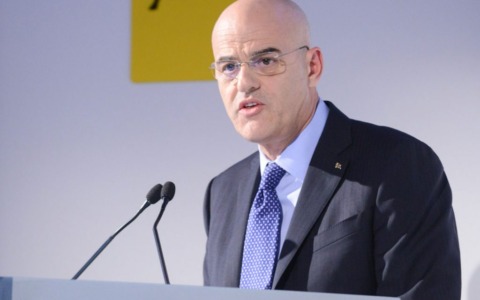 Descalzi (Eni) propone di guardare al gas russo: “Smettiamo di darci le martellate in testa”