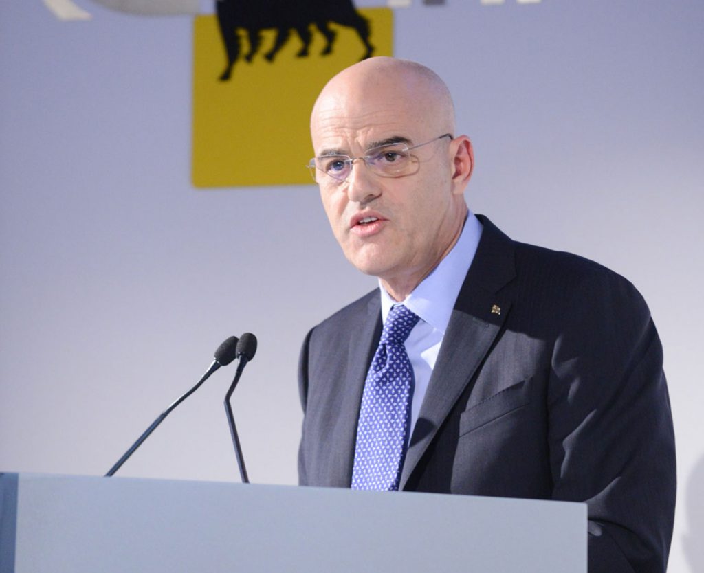 Descalzi (Eni) propone di guardare al gas russo: “Smettiamo di darci le martellate in testa”