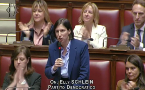 Schlein e Conte all’attacco: l’alternativa al Governo Meloni parte dalla Costituzione