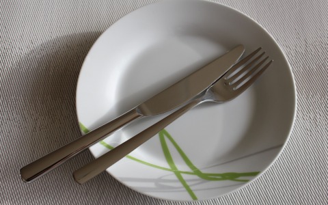 Metalli pesanti nelle posate da tavola richiamate dagli scaffali dei negozi: prodotti e indicazioni per i consumatori