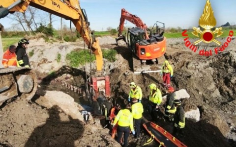 Incidenti sul lavoro: operaio colpito da un escavatore precipita in un fosso