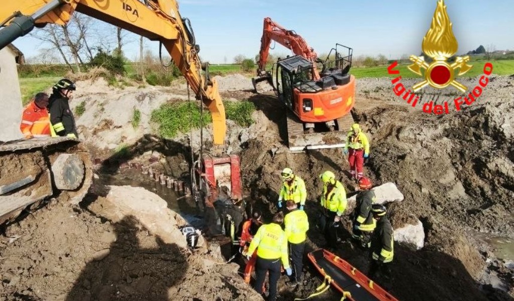 Incidenti sul lavoro: operaio colpito da un escavatore precipita in un fosso
