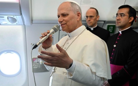 Papa Leone: “In Africa per parlare di pace, non dibatto con il presidente americano, i miei discorsi scritti da settimane”