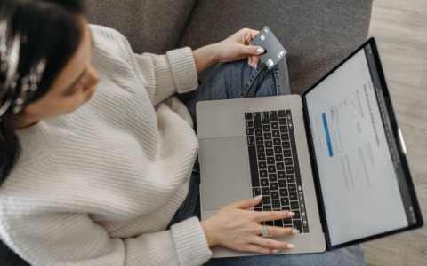 Commissione femminicidio, via libera: “Violenza economica diventi reato penale”