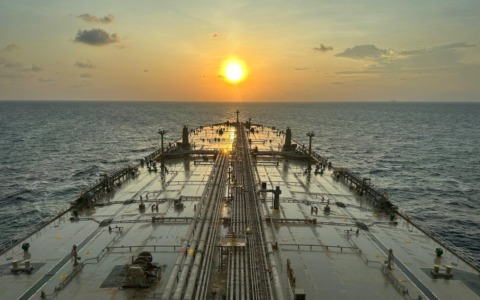 Stretto di Hormuz: Iran valuta il passaggio di navi vicino alle coste dell’Oman, ma serve un accordo