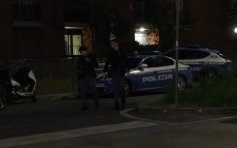 Accoltella la moglie e si barrica in cucina: si arrende dopo la trattativa col negoziatore