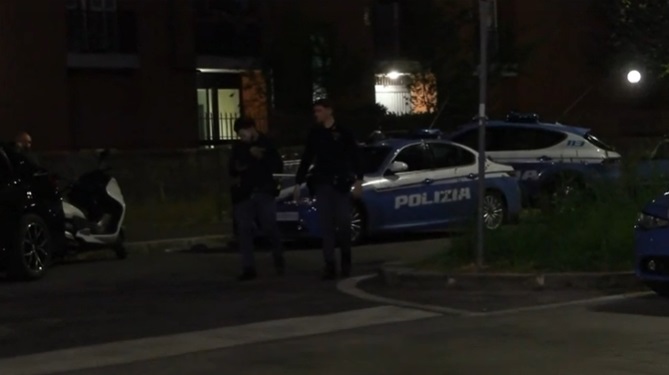 Accoltella la moglie e si barrica in cucina: si arrende dopo la trattativa col negoziatore