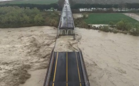 Esondazioni, frane e sfollati al Sud: disperso era al telefono con la moglie quando il ponte è crollato