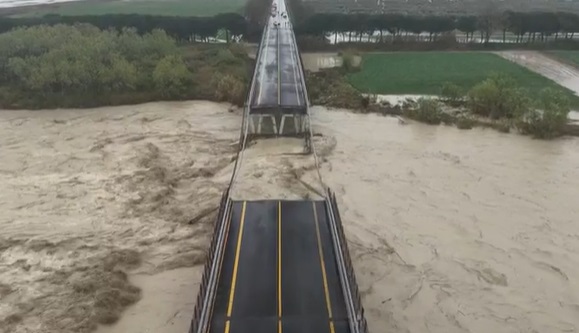 Esondazioni, frane e sfollati al Sud: disperso era al telefono con la moglie quando il ponte è crollato