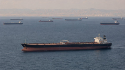 Salgono a mille le navi ferme a Hormuz, petrolio sopra i 100 dollari al barile