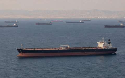Salgono a mille le navi ferme a Hormuz, petrolio sopra i 100 dollari al barile