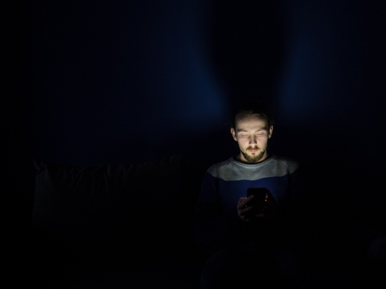 Smartphone a letto prima di dormire: quali effetti può avere sul riposo