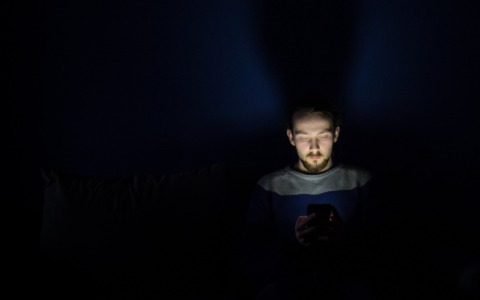 Smartphone a letto prima di dormire: quali effetti può avere sul riposo