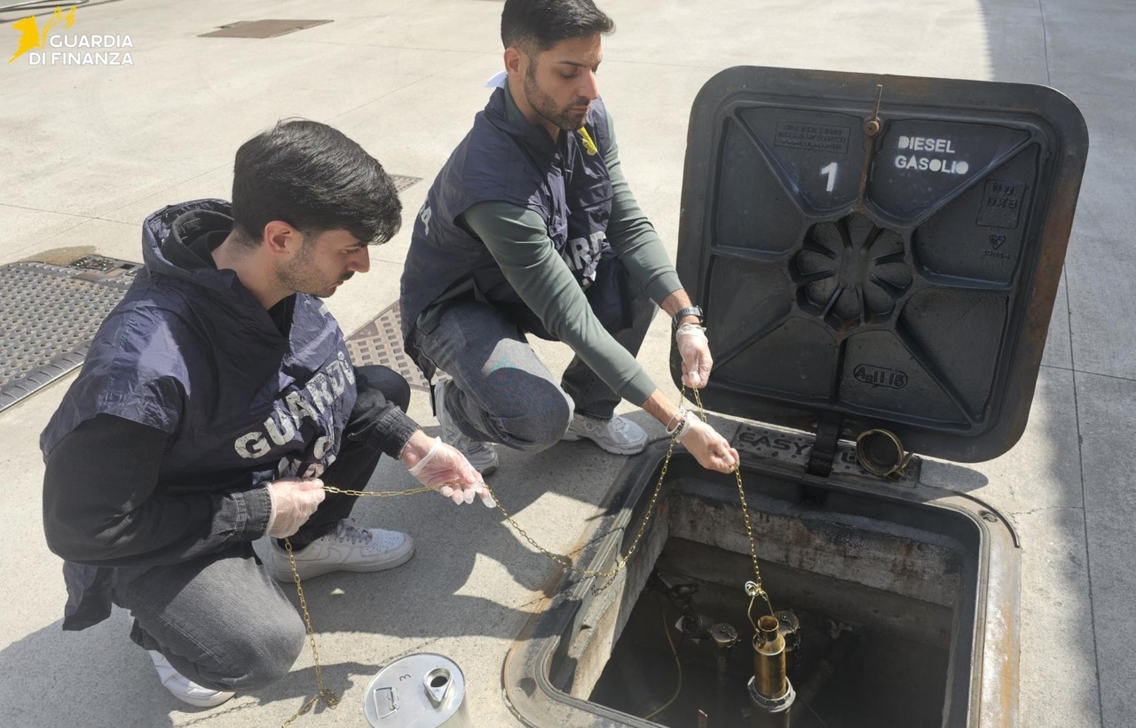 Caro carburante, sequestrati 20mila litri: scoperto distributore che “allungava” il gasolio