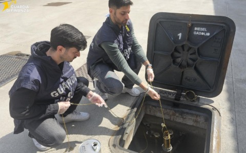 Caro carburante, sequestrati 20mila litri: scoperto distributore che “allungava” il gasolio