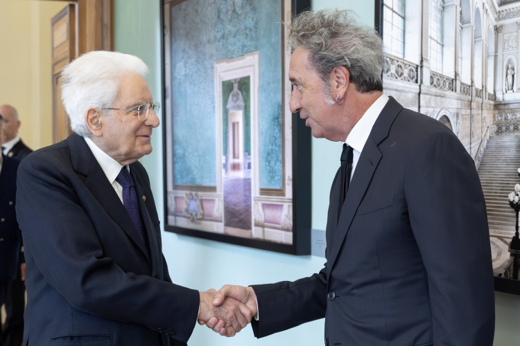Mattarella accoglie gli artisti della Siae al Quirinale ed è subito show. Virale il bacio di Gianna Nannini