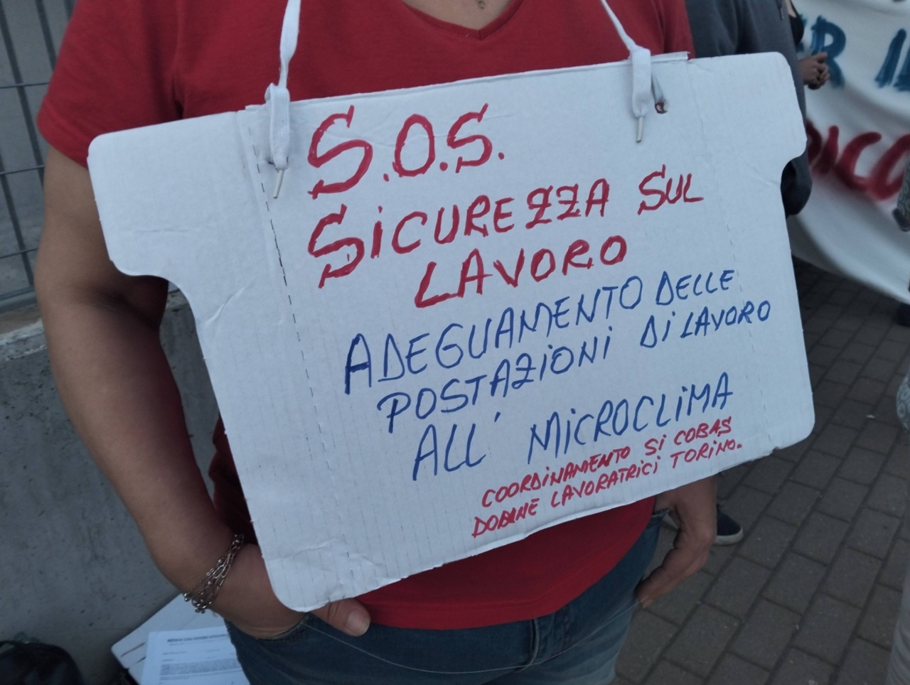 In corso lo sciopero generale di 24 ore nei settori trasporti, sanità e scuola. Cortei in tutta Italia