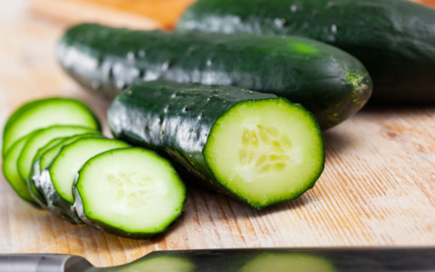 “Coltiviamo” presenta il cetriolo, ortaggio estivo perfetto in insalata e anche… nel vasetto
