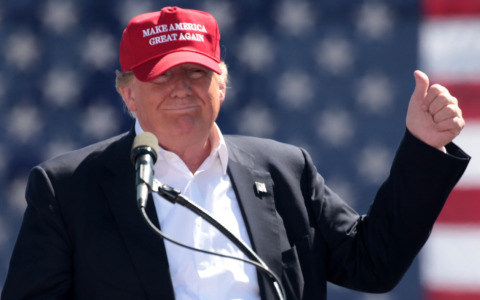 La base MAGA contesta Trump dopo il viaggio in Oriente: “China First, America Last”