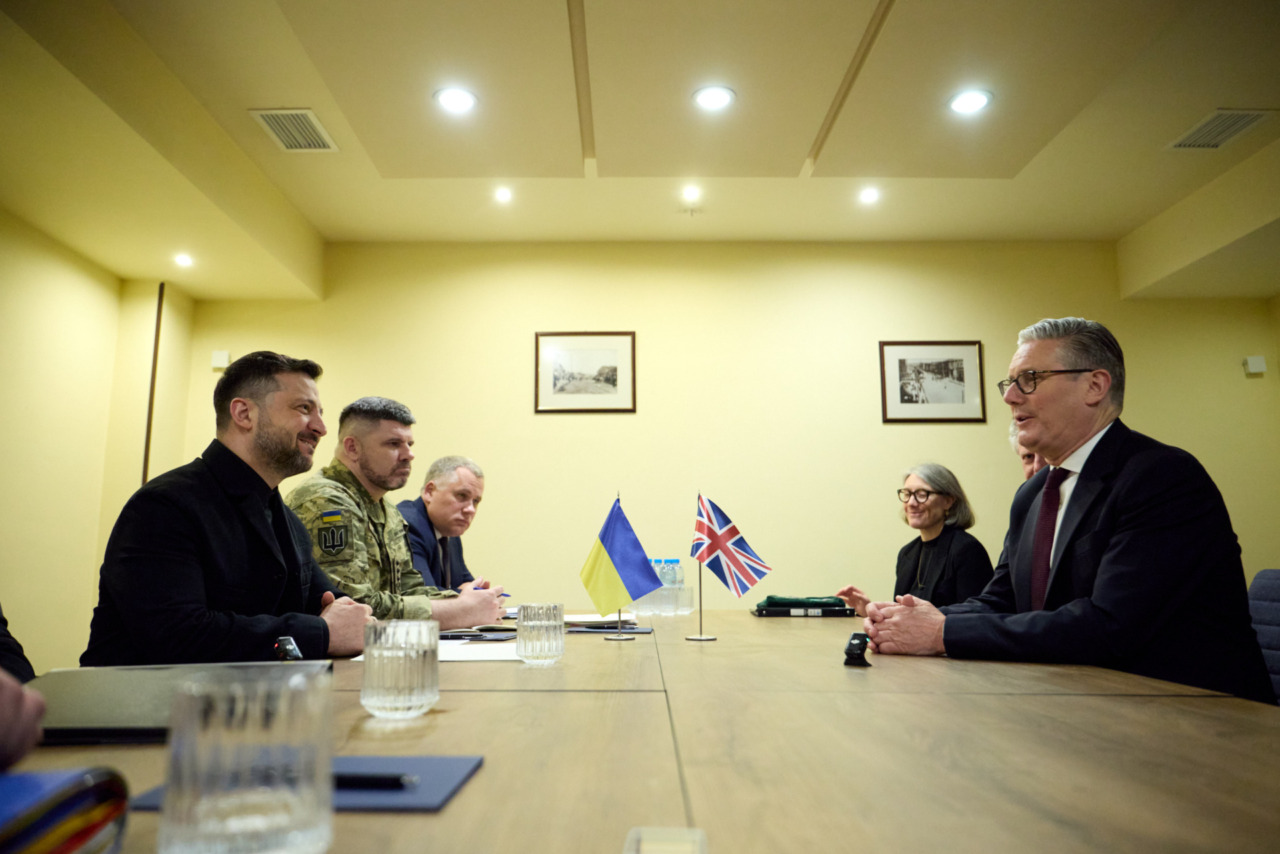 Ucraina, Zelensky incontra il premier inglese Starmer: “Kiev è pronta per un trilaterale di pace”