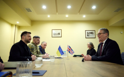 Ucraina, Zelensky incontra il premier inglese Starmer: “Kiev è pronta per un trilaterale di pace”