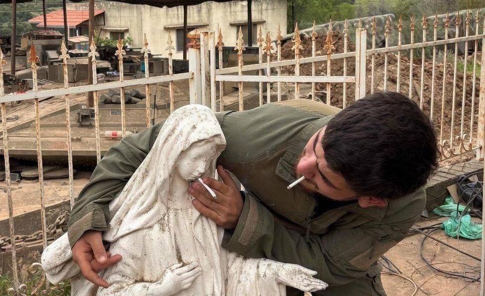 Soldato israeliano mette una sigaretta nella bocca della statua di Maria: l’esercito indaga sul caso
