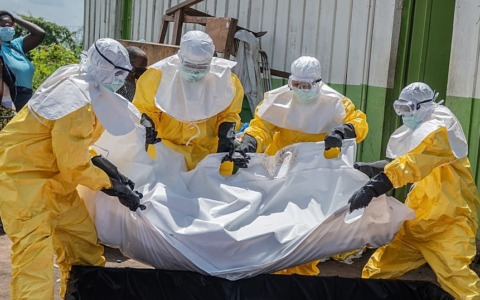 Ebola, epidemia dilaga in Congo: 900 casi, 200 morti. Negativi due cooperanti italiani rientrati